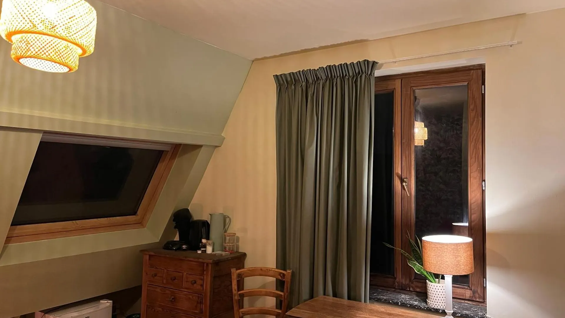 Bed and Breakfast Artuur Брюгге